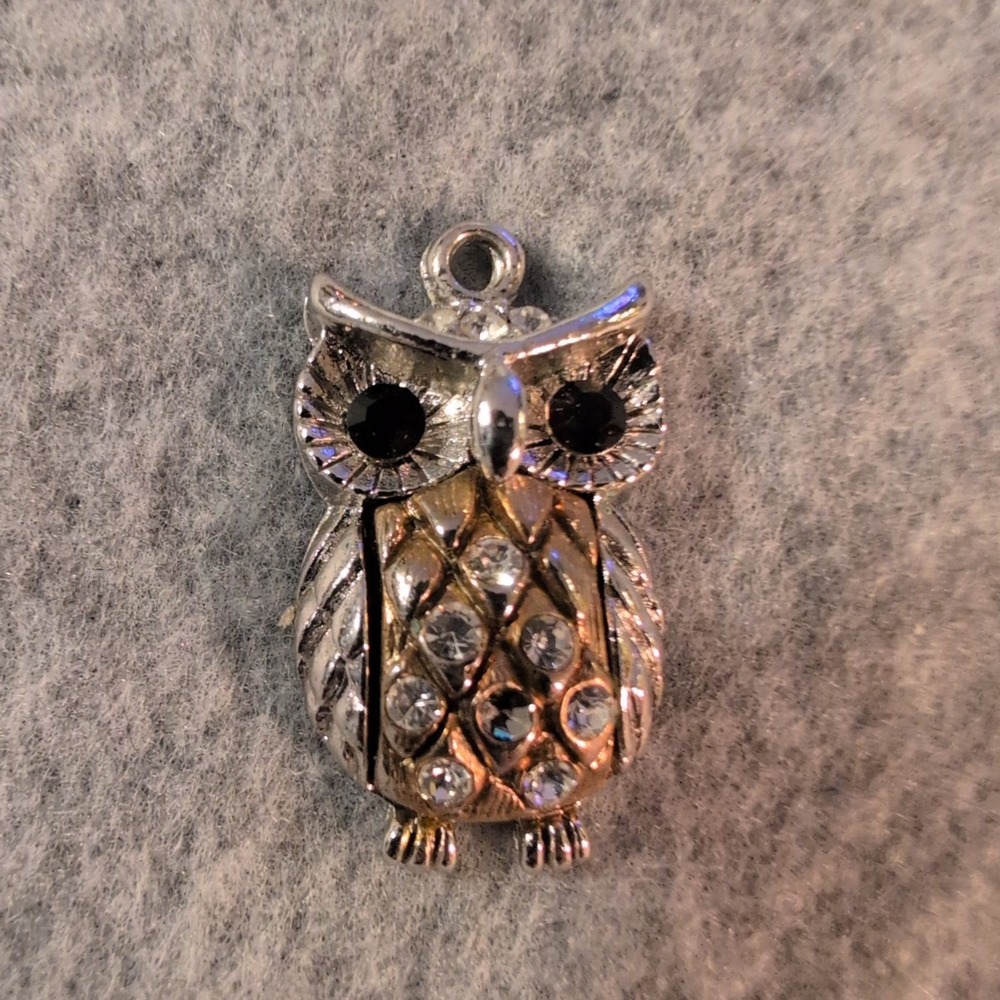 Charming Owl Pendant Charm Rhinestone Eyes Silver Tone Gold Tone Pendant - Picture 1 of 2